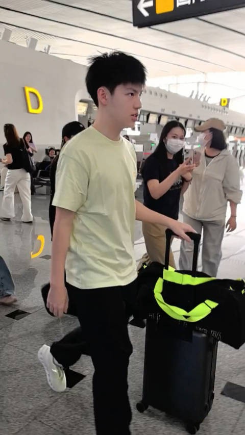 黄友政出发多哈 不习惯被那么多人拍，走路都同手同脚了