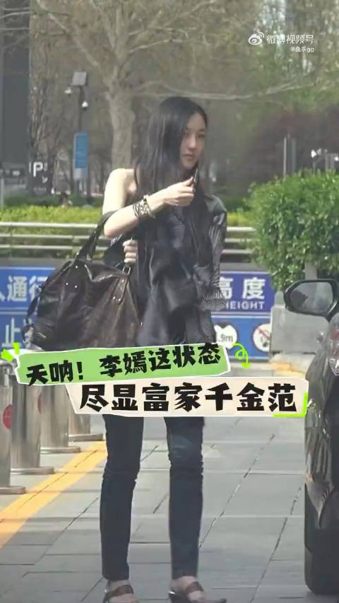 李嫣18岁素颜逛SKP，清秀端庄神似王菲