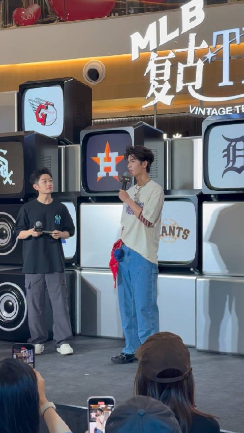 张凌赫杭州出席MLB活动,复古造型引粉丝围观