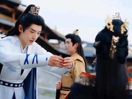 不愧是亲兄弟能够都喜欢挨教训,女主角一巴掌直接将两人降服!
