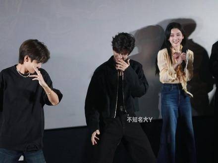 任嘉伦与耿星奇携手演绎星奇摇，任嘉伦跳起星奇摇真是帅气逼人！