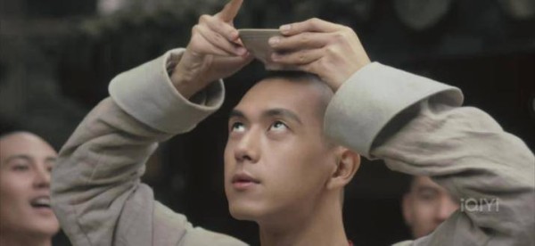 李现演戏还需学习顶碗技巧呢!