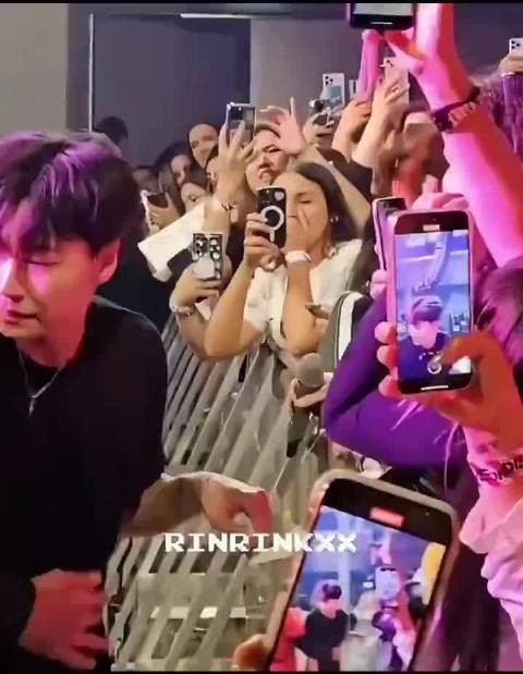 哈哈，还要不要开演唱会，敢拦他