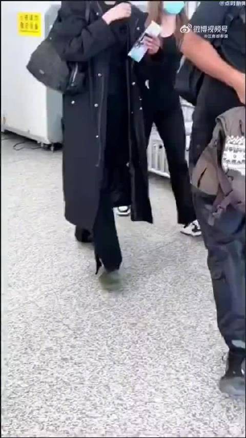 关晓彤无名指戒指引热议