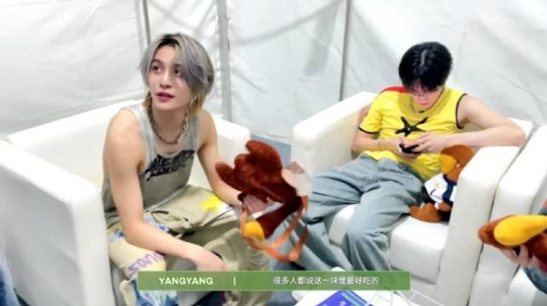 250514 2025草莓音乐节幕后花絮扬扬cut 烧鹅:被做成包包了也是没有放过我