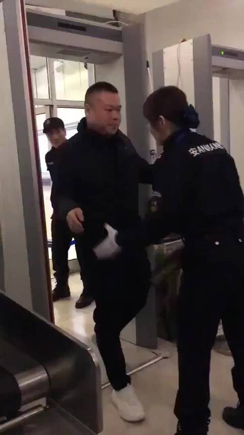 小岳岳:你利用工作这么拍,觉得好吗?