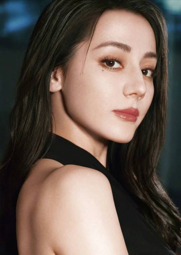 迪丽热巴黑色挂脖裙造型曝光！高马尾化身摩登女郎氛围感拉满