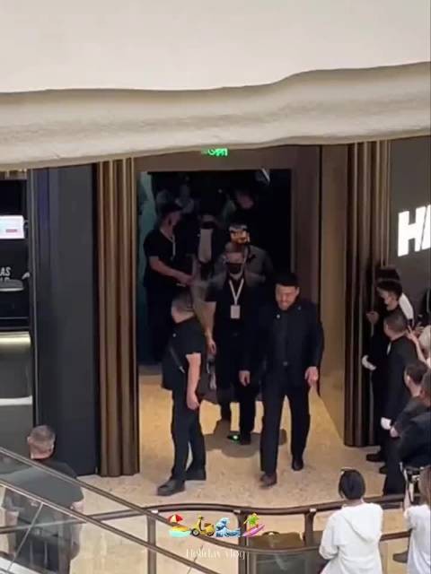 万象城惊现人从众名场面!哪位神仙姐姐自带发光buff定睛一看居然是赵露思!