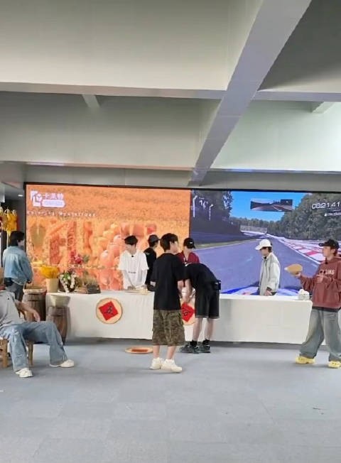 李耕耘误击赵一博后竖拇指引笑料