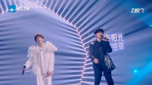 王源 周传雄合唱《推开世界的门》 一白一黑穿搭，神仙合唱！