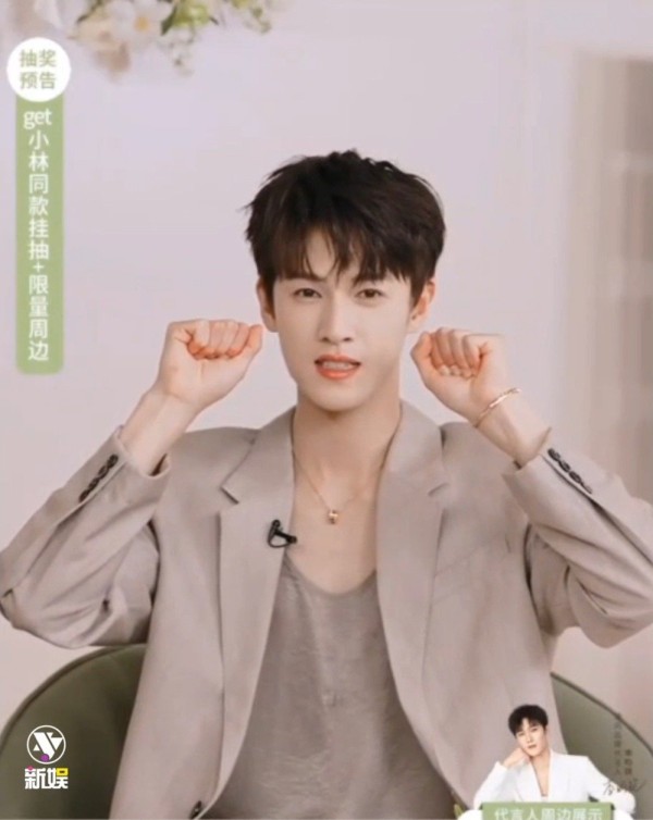李昀锐直播变魔术失败,纸巾藏拳逗乐观众