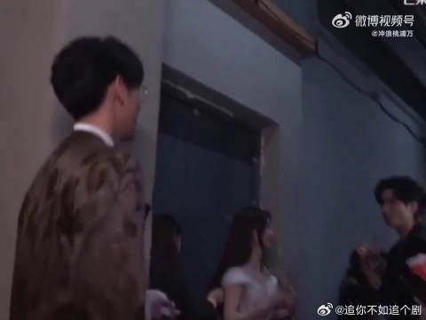 谁能想到候场也能这么好嗑!