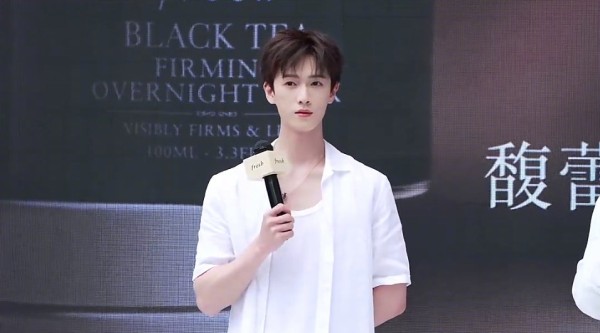 李昀锐0517杭州线下活动主播全程 全白T清新登场，台下都是尖叫声人气爆棚