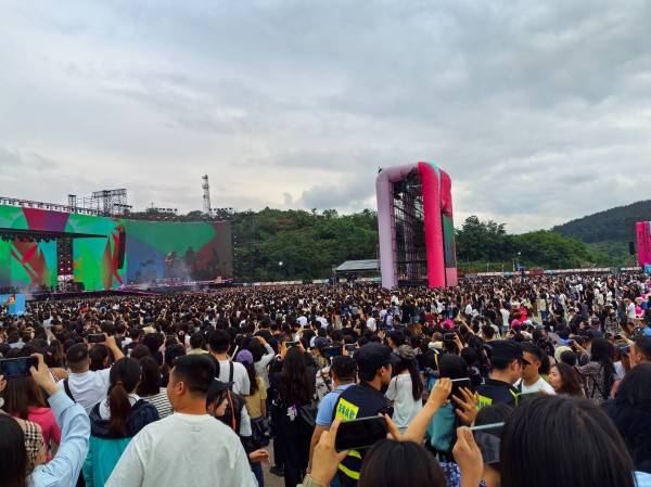 茅台文旅携超5万观众嗨翻「黄小西」T²音乐与艺术节
