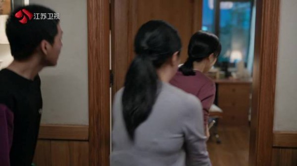 沈黛腹部剧痛，紧急呼叫刘丽娜求助