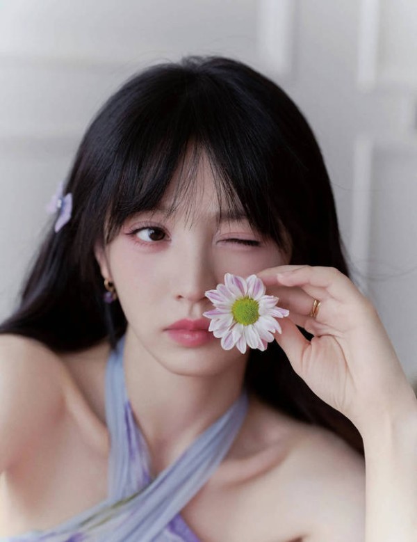 田曦薇紫色挂脖长裙造型，微卷簪花甜美灵动似精灵