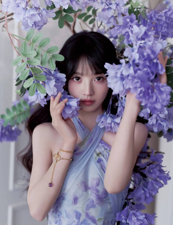 田曦薇在花丛中明媚气质。