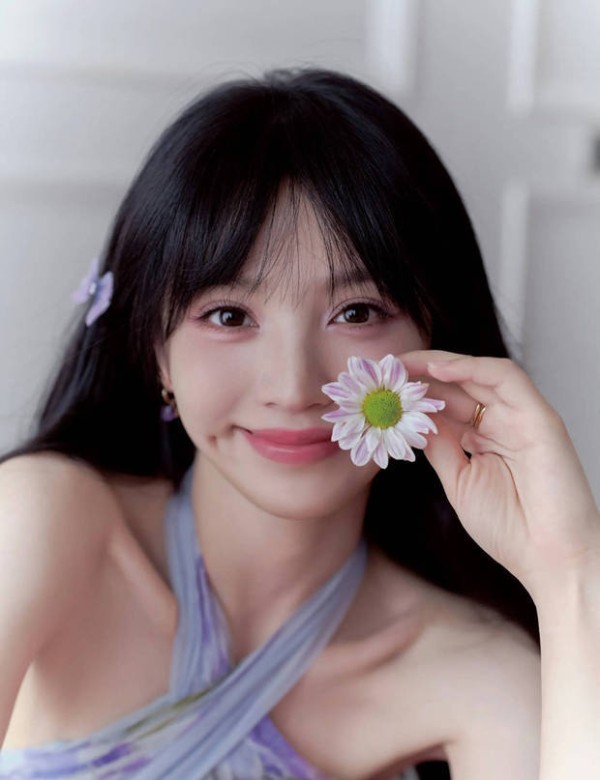 田曦薇对镜甜笑灵动可爱。