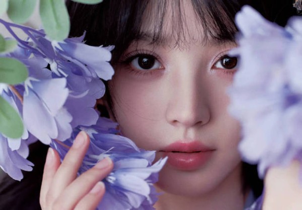 田曦薇眼神深邃，故事感满满。