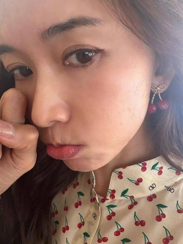 林志玲带3岁儿子戛纳首秀樱桃耳环嘟嘴自拍萌翻各个平台可脸过敏