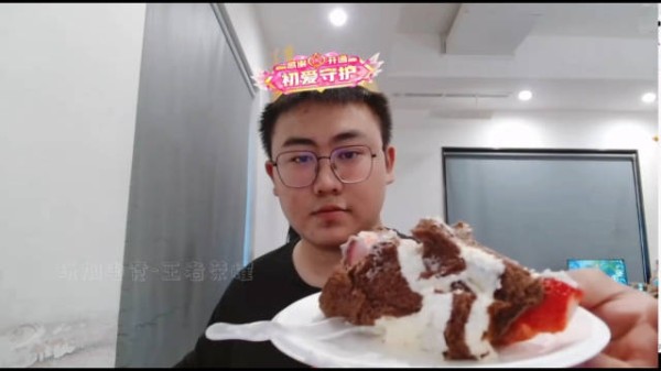家人们先吃，再次祝@成都AG丶轩染 生日快乐！