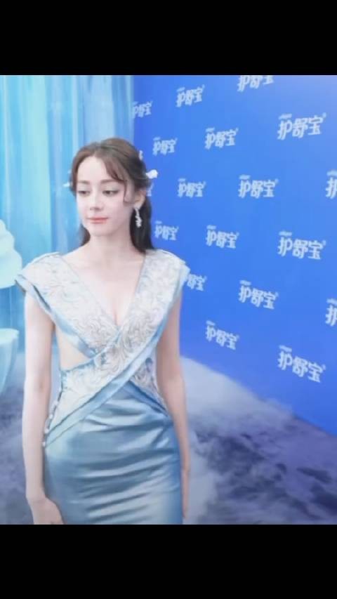 迪丽热巴今晚直播亮相蓝色美人鱼造型引热议