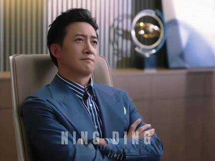 丁总习惯于双手抱胸，这显示出一种防御性人格特征