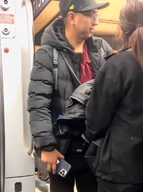 我一开始以为会偷他手机,结果人家盯着的是包