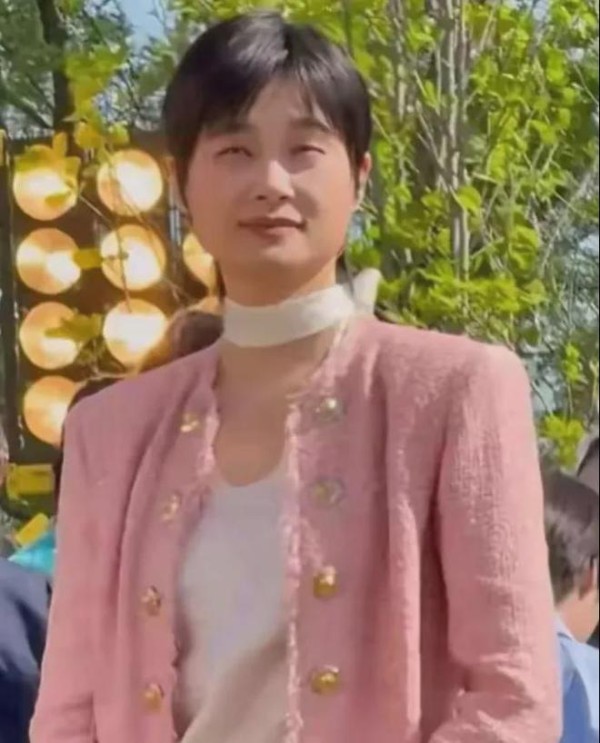 李宇春近照显疲态，41岁仍未婚未育，曾正面回应：我是自由的风