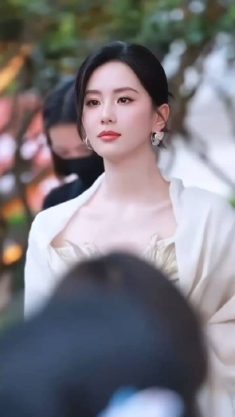 气质女神刘诗诗真是又美又飒，走起路来自信满满