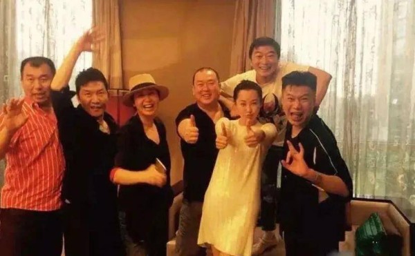 56岁许晴私下聚会放得开，包臀裙展辣身材，依偎男友笑容如少女！