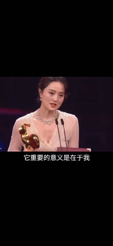 朱媛媛讲获奖感言尹露哭了，当时都没在意，现在看来尹露应该知道她的情况！