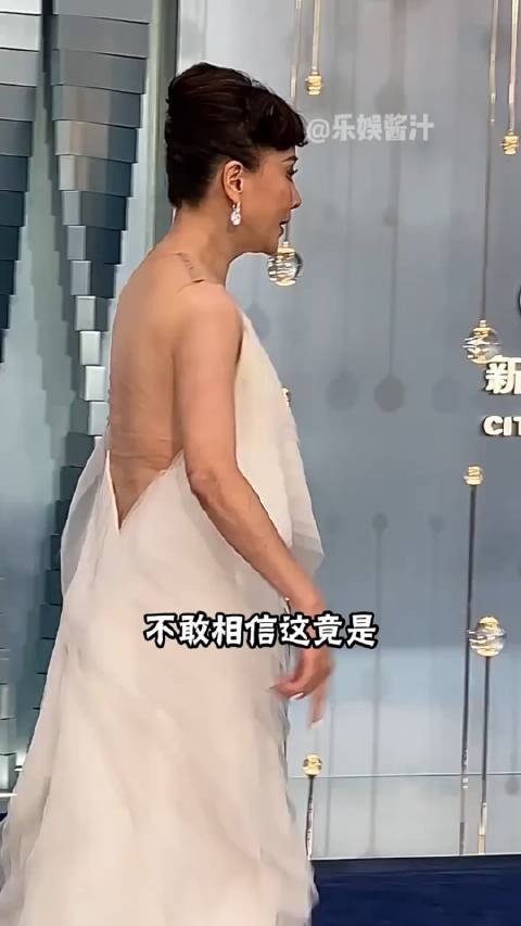 女星穿露背礼服被路人抓拍有多尴尬?