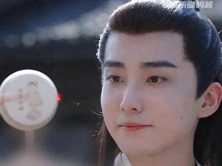 在《庆余年2》中，三皇子表面上看似无害，实则深藏不露