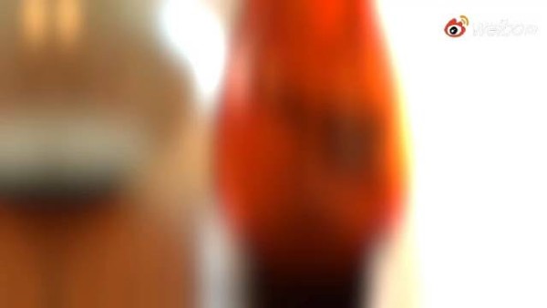 蝶翼轻颤，与光影同频，沙漏倾斜，定格隽永时光