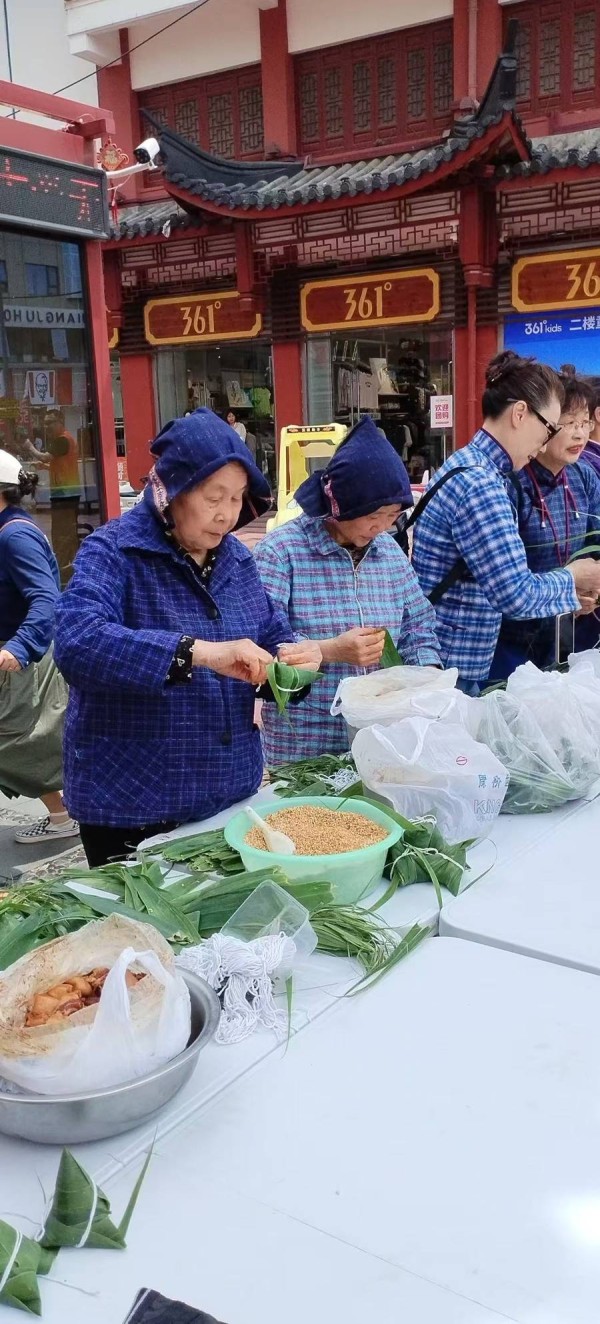 快来看粽子大比拼！“小上海”这条步行街刮起端午浓浓民俗风