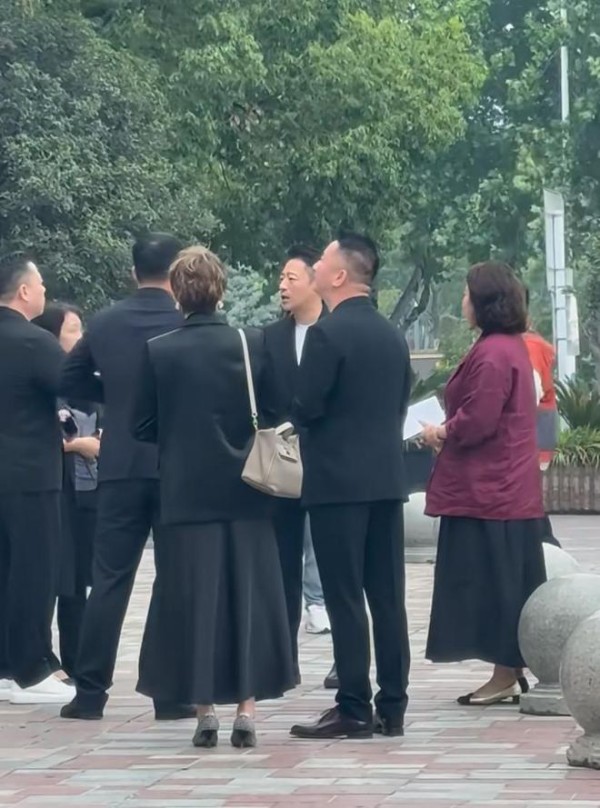 汪小菲带马筱梅爬黄山，登顶后不忘带货，夫妻俩挽手同行好甜蜜
