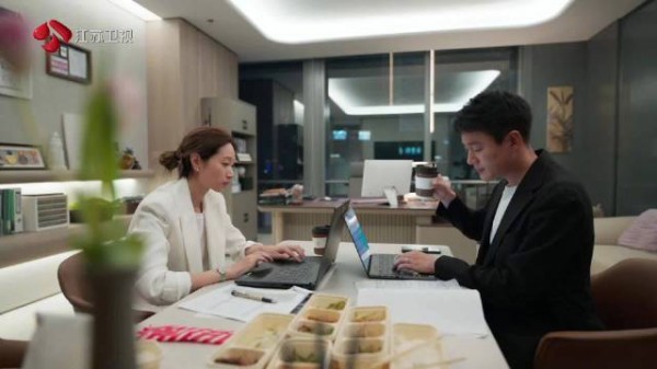 佟大为新剧角色资料丢失，沈佳妮相助连夜重拟