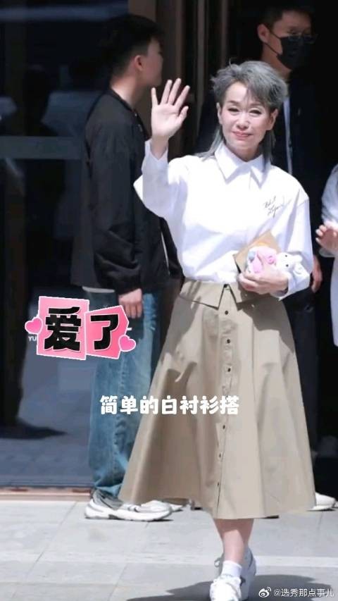 叶童现身《乘风2025》录制现场,温柔挥手照顾两侧粉丝