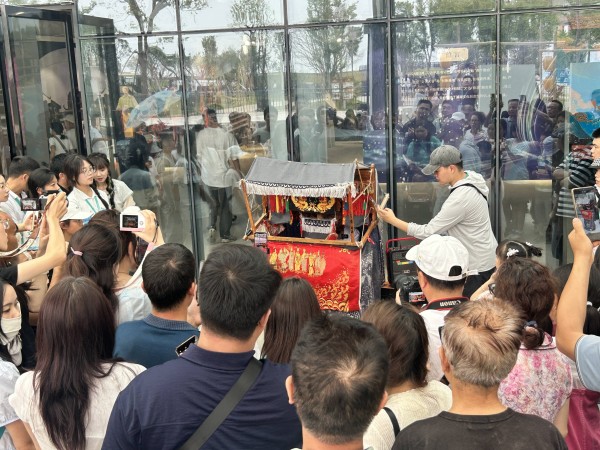 一个人如何撑起一台戏？邵阳布袋戏爷爷：一人顶七个人工作