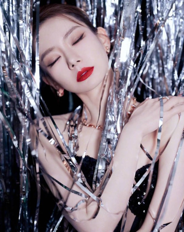 戚薇时尚摩登。
