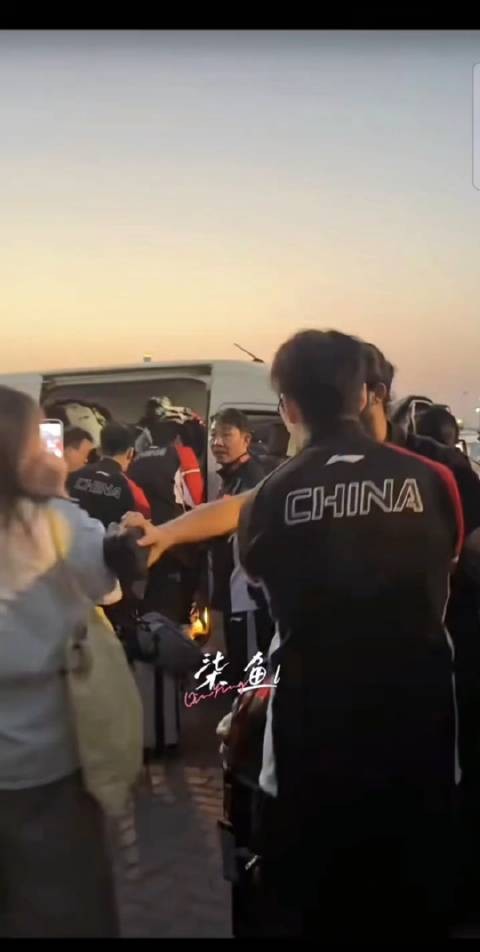 王楚钦最后的倔强,伸出小手给大家拜拜