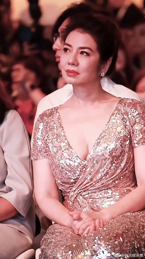 钟楚红被称为香港的玛丽莲梦露，如今60岁了还这么有气质