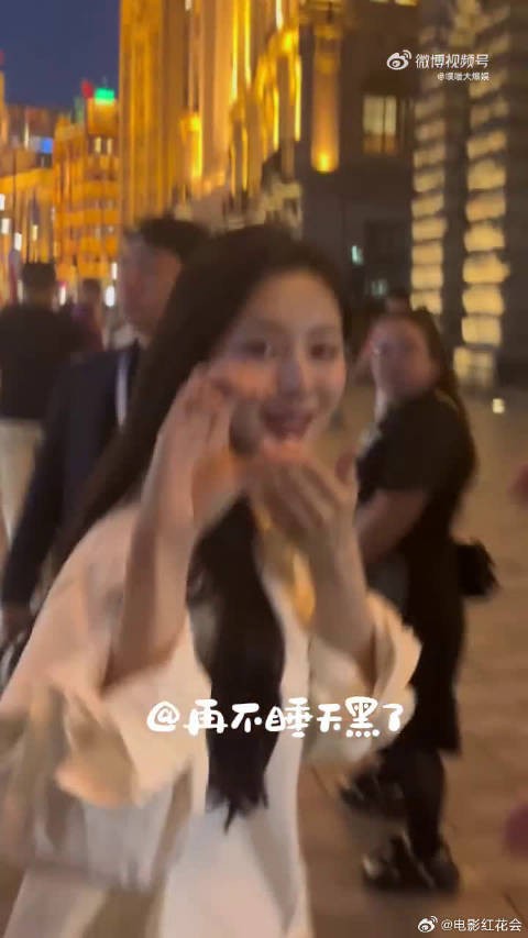 羡慕那些外滩偶遇金智媛,还得到她真诚饭撒的人 金智媛上海外滩和网友比心