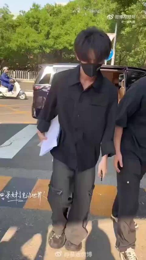 丁程鑫顺毛造型现身北电毕业答辩