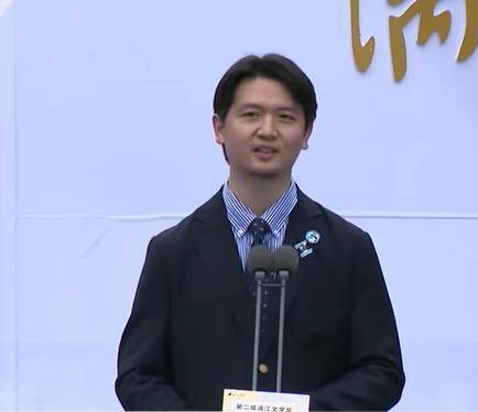 看到刘楚昕更换社交媒体的封面后，我决定采访他时只聊他的小说