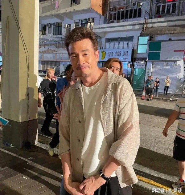 港星陈豪晚上出街，排队买车仔面，穿着袜子和拖鞋，完全不像明星