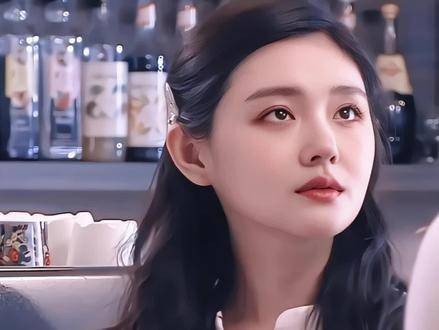 小说里的清冷美人本人了