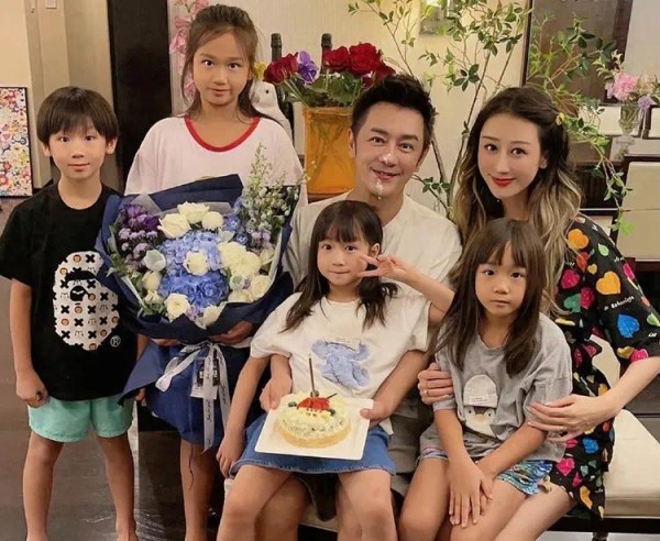 恭喜！香港知名男星妻子被曝怀第五胎，当众拉低裤头露出雪白肚皮