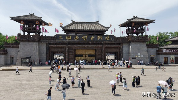 苏轼赤壁江景与实景不符，究竟是夸张渲染，还是另有缘由？